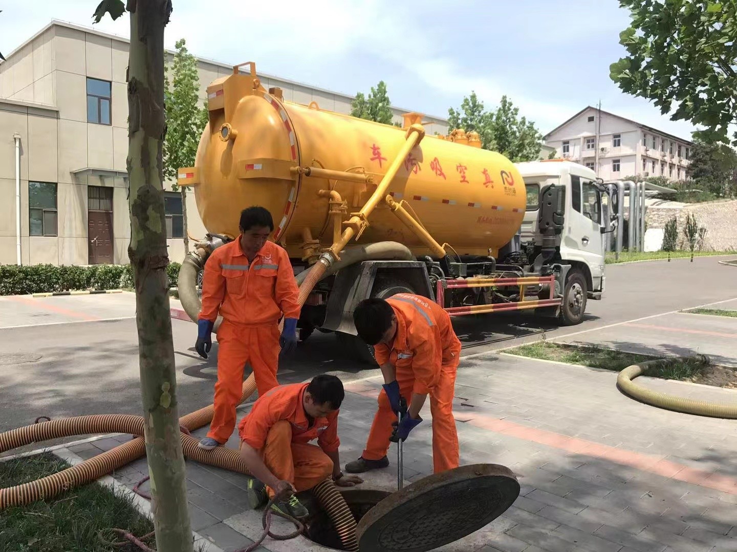 双河管道疏通车停在窨井附近