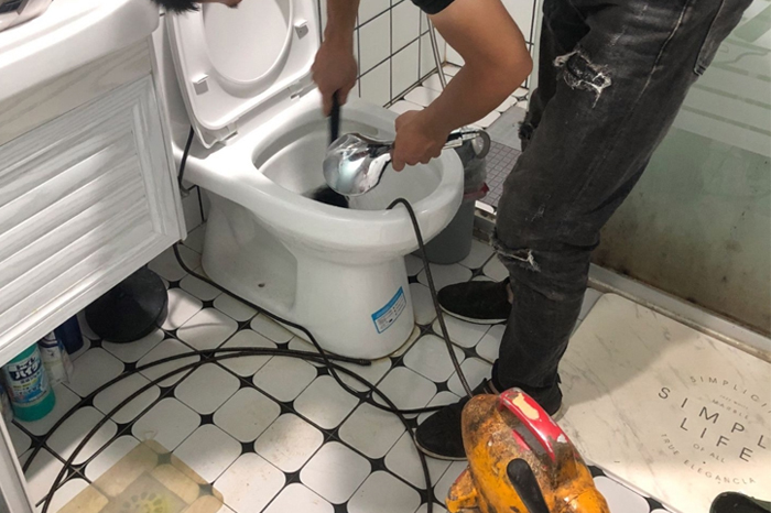 双河马桶堵塞自己疏通还是找师傅？专业上门服务让你省时更省心